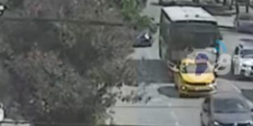 Una mujer fue atropellada por un auto al bajar de un colectivo