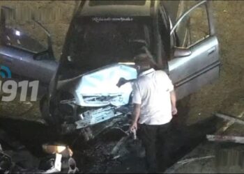 Dos heridos tras chocar el auto contra el poste de la baranda del tren