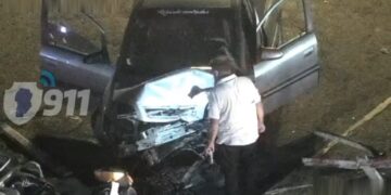Dos heridos tras chocar el auto contra el poste de la baranda del tren
