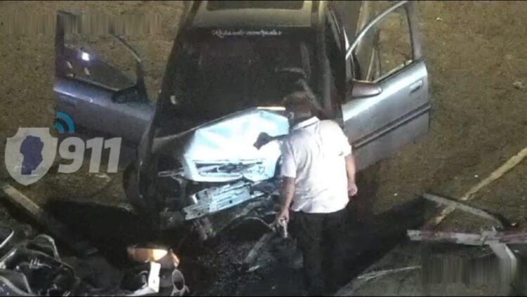 Dos heridos tras chocar el auto contra el poste de la baranda del tren