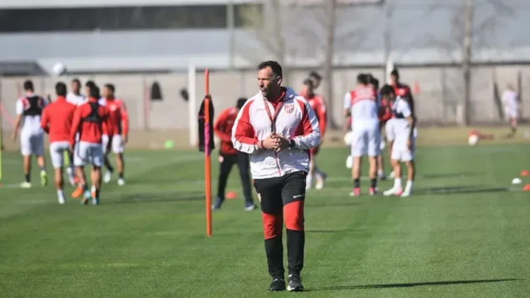 Dabove canceló el entrenamiento después de que la barra brava ingresara al predio