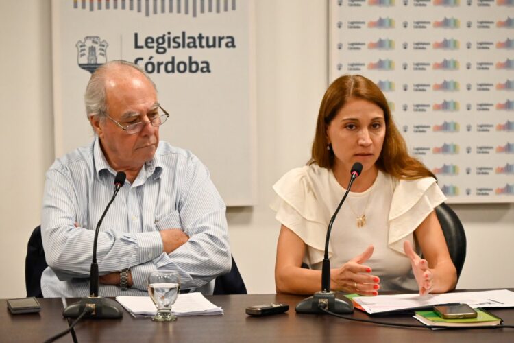 Victoria Flores, ministra de Ambiente y el legislador Ricardo Sosa.