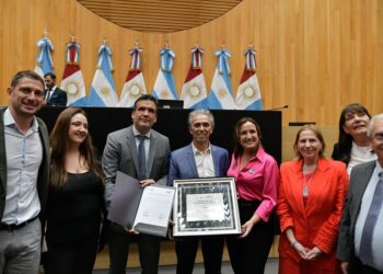 La Unicameral homenajeó a Jairo y al Chaqueño Palavecino
