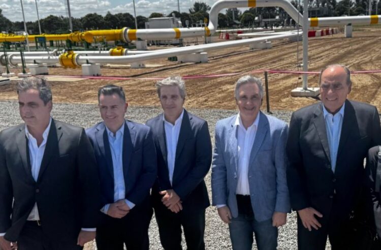 Junto a Caputo y Francos, Llaryora inauguró la reversión del Gasoducto Norte en La Carlota