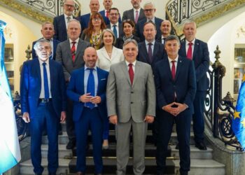 Llaryora, con embajadores de la Unión Europea en el Ferreyra