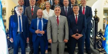 Llaryora, con embajadores de la Unión Europea en el Ferreyra