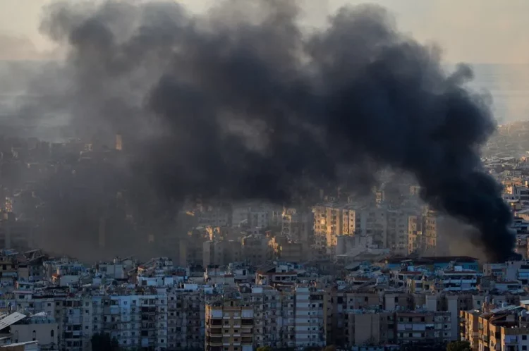 El humo se eleva tras un ataque aéreo israelí contra el distrito de Dahieh, en el sur de Beirut, Líbano.