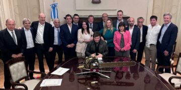 Milei posó con motosierra y el “mejor gobierno de la historia”