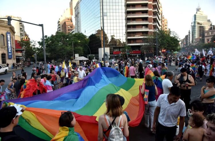 La Macha del Orgullo colmó de color y fiesta el centro de la ciudad