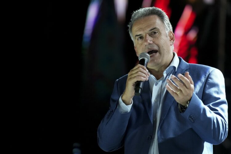 El candidato presidencial del Frente Amplio, Yamandu Orsi, da un discurso en un acto de campaña a cinco días de las elecciones generales, en Montevideo, Uruguay, el miércoles 22 de octubre de 2024. (AP Foto/Matilde Campodónico)