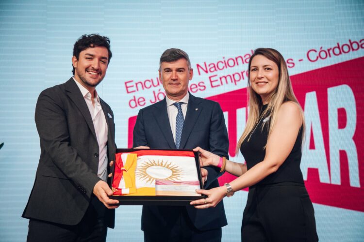 El intendente Daniel Passerini junto a participantes de la organización.