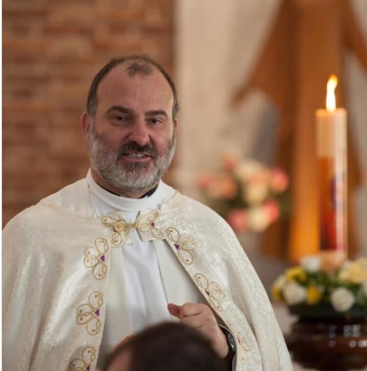 Un sacerdote de Córdoba fue detenido, acusado de abusar de una mujer