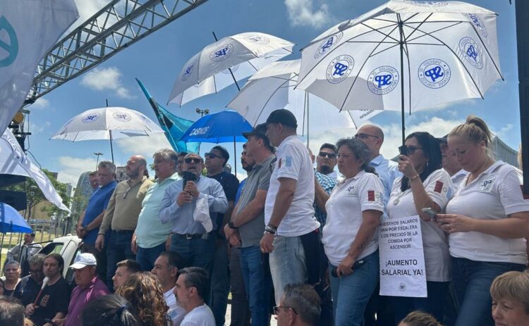 Durante el día de paro, el SEP marchó hacia el Centro Cívico de la Provincia.