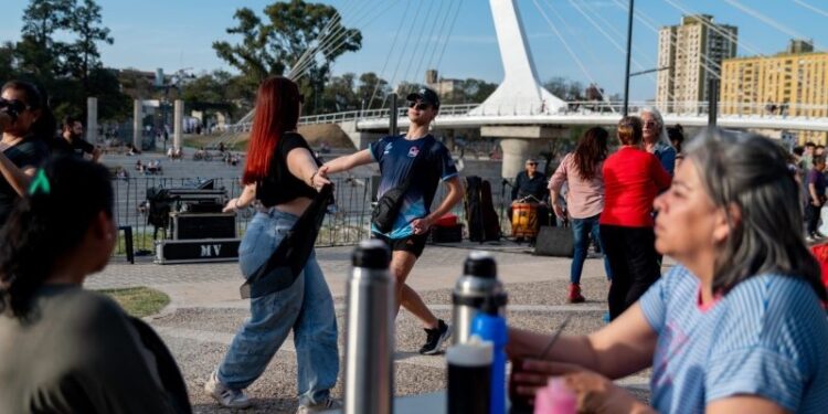 Música, baile, hamburguesas y cervezas para disfrutar frente al Parque las Heras – Elisa