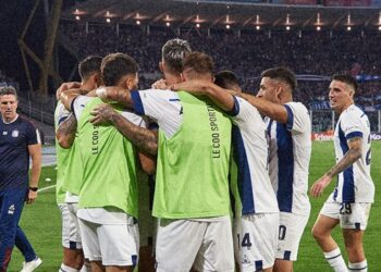 Talleres le ganó a Sarmiento y sigue dando pelea