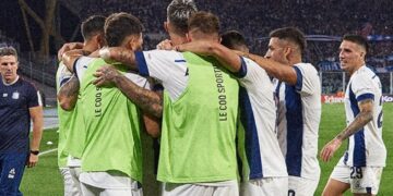 Talleres le ganó a Sarmiento y sigue dando pelea