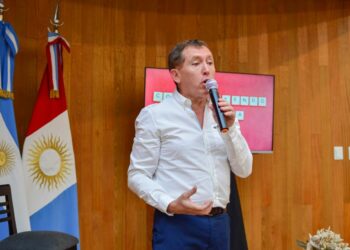 Radicales críticos de Milei piden aprobar la limitación de los DNU