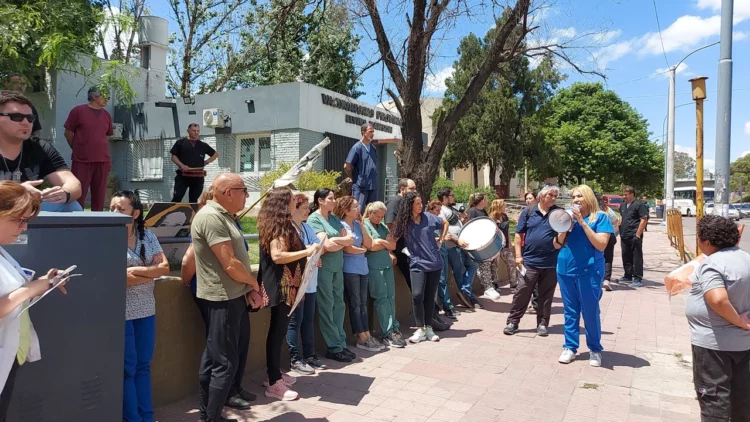 Los trabajadores de los hospitales provinciales reclamaron en el Polo Sanitario.