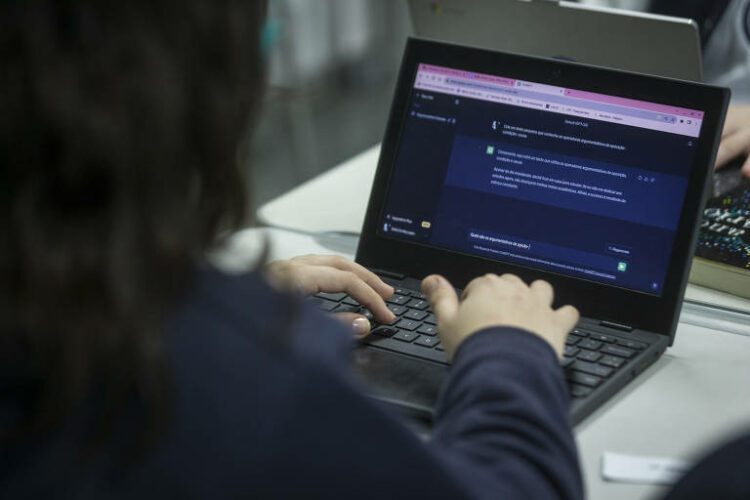 Joven chateando con IA.