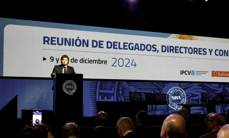 El presidente Javier Milei cumple hoy un año al frente del Poder Ejecutivo de la Nación y asistió este martes a un evento organizado por la Sociedad Rural Argentina.