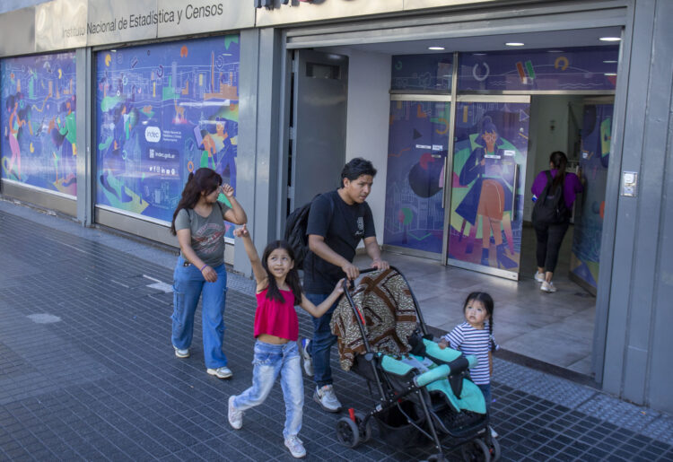 Durante noviembre, la variación mensual de la canasta básica alimentaria (CBA) fue de 1,1% mientras que la de la canasta básica total (CBT) fue de 1,5%.