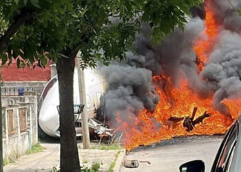 Un avión de la familia Brito se despistó, chocó contra una casa y se incendió: dos muertos