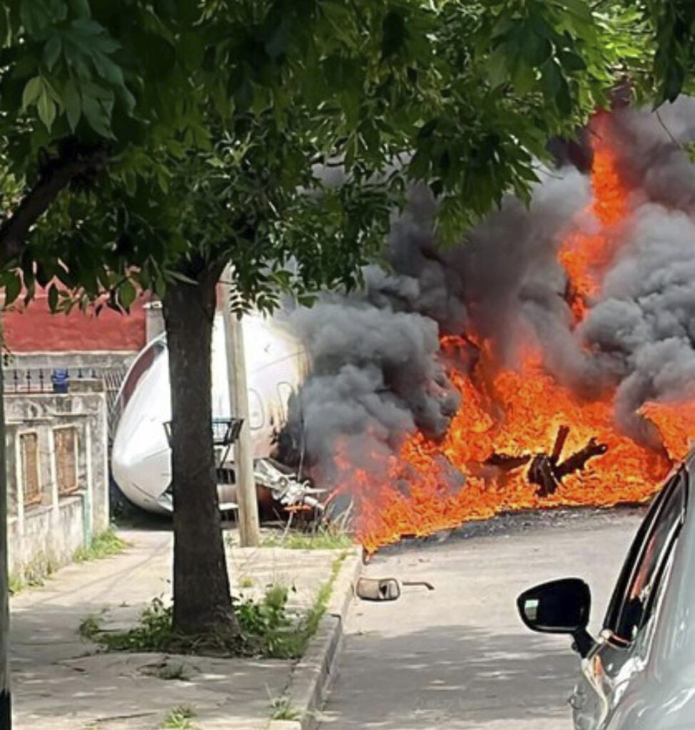 Un avión de la familia Brito se despistó, chocó contra una casa y se incendió: dos muertos