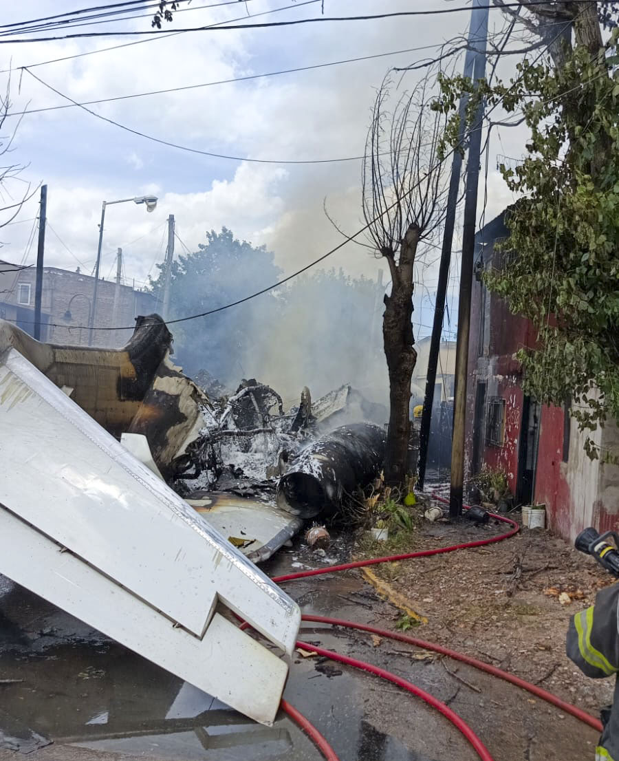 Un avión de la familia Brito se despistó, chocó contra una casa y se incendió: dos muertos