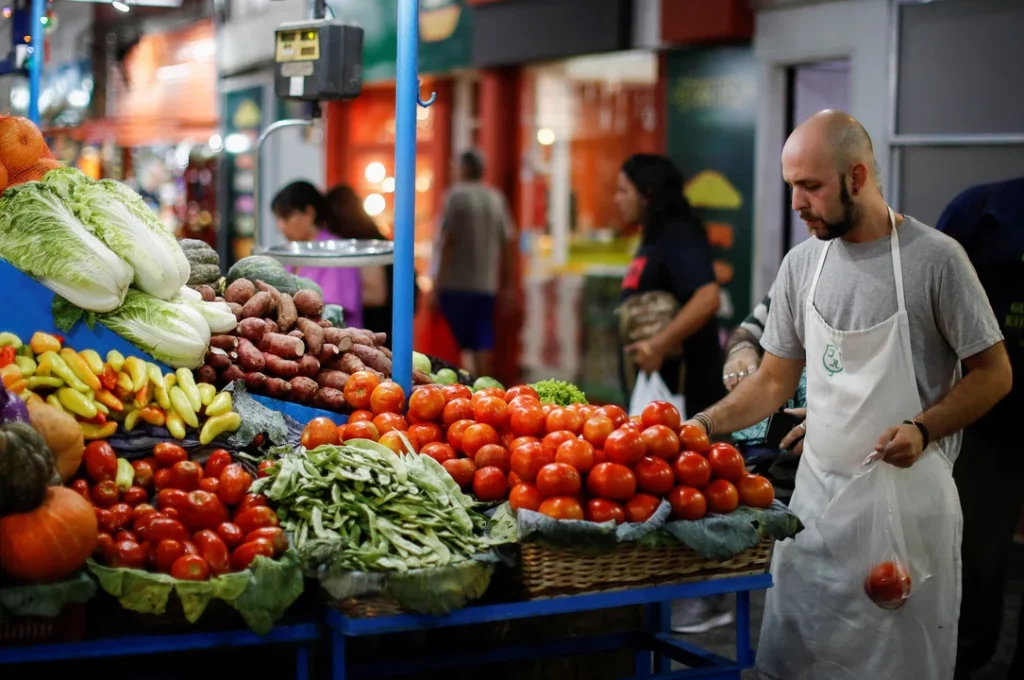 El costo de los alimentos en Argentina es menor que en Chile y Uruguay pero mayor que en Brasil