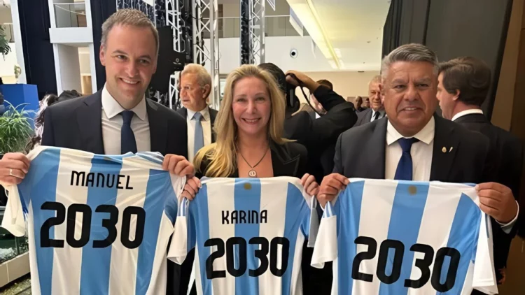 Adorni, Karina Milei y Tapia con las remeras de Argentina sede del Mundial 2030.