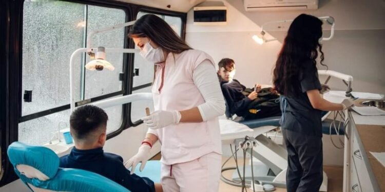 Controles gratuitos en las carpas y móviles odontológicos.