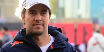 “Checo” Pérez, cada vez más lejos de Red Bull