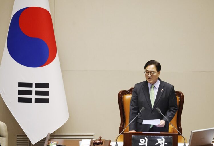 Seoul (Korea, Republic Of), 07/12/2024.- South Korean National Assembly Speaker Woo Won-shik announces that 'voting cannot take place' because the quorum was not reached, during a plenary session of the impeachment vote of President Yoon Suk Yeol at the National Assembly in Seoul, South Korea, 07 December 2024. President Yoon faces a motion brought by opposition lawmakers after declaring and then reversing martial law, citing the need to eliminate pro-North Korean forces and uphold the constitutional order. (Corea del Sur, Seúl) EFE/EPA/JEON HEON-KYUN / POOL