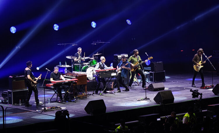 Andrés Calamaro, su banda y Ciro Fogliata.