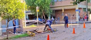 Un nuevo socavón se "tragó" un semáforo en barrio General Paz Un nuevo socavón se "tragó" un semáforo en barrio General Paz