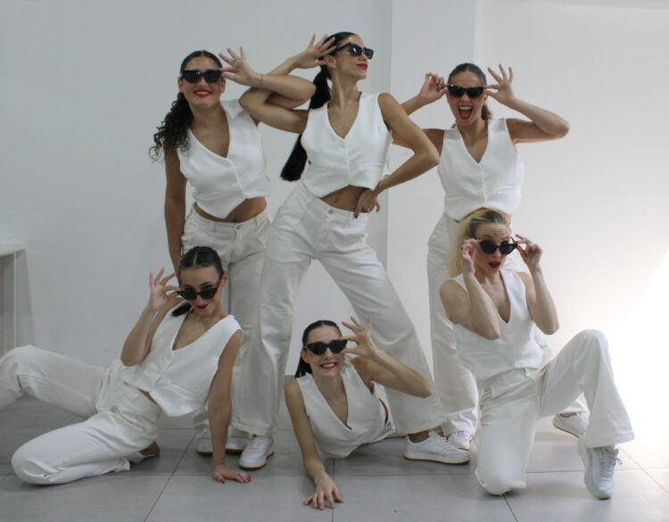 Siete bailarines, cantantes y actores suben a escena para protagonizar la pieza.