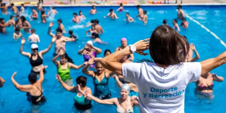 Habrá actividades para todas las edades en los nueve natatorios de la ciudad.