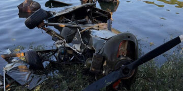 Extraen del dique Los Molinos una avioneta que cayó hace 17 años