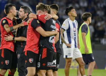 Una montaña rusa azul y blanca