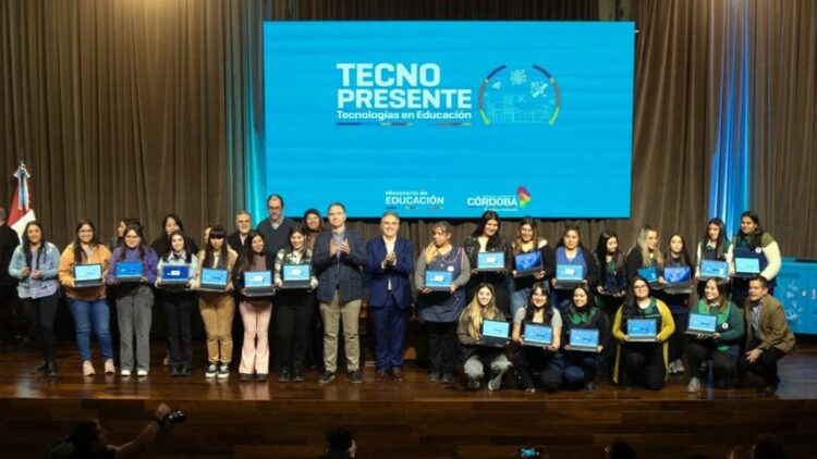 Apuesta por la tecnología educativa: 8.521 netbooks entregadas a futuros docentes