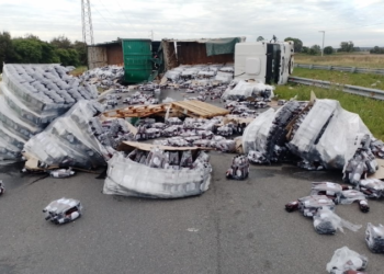 Un camión de doble acoplado volcó y generó demoras