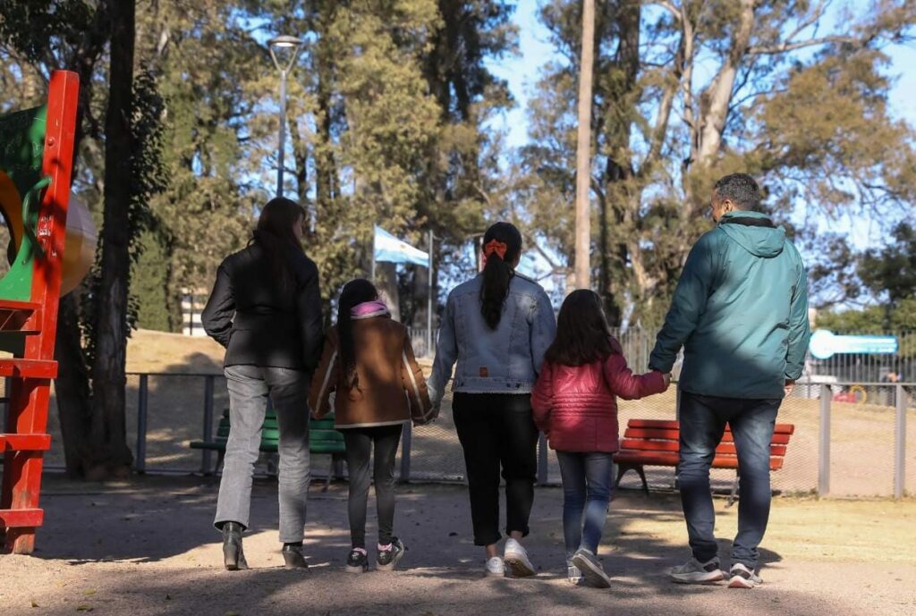 Abrieron las inscripciones para incorporar a 50 familias para cuidar a niñas, niños y adolescentes