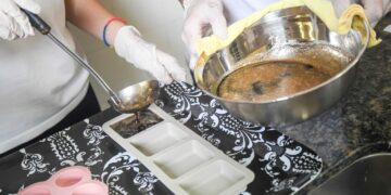 Premiaron a estudiantes cordobeses por transformar la borra de café en jabones