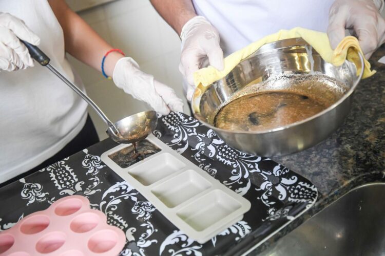 Estudiantes cordobeses transforman la borra de café en jabones.