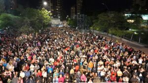 Rodeado por una multitud de cordobeses, se encendió el árbol de navidad más grande de Argentina Rodeado por una multitud de cordobeses, se encendió el árbol de navidad más grande de Argentina