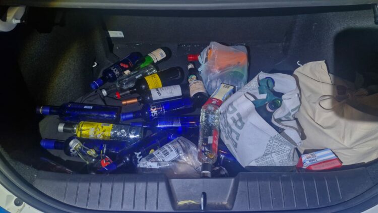 Bebidas alcoholicas secuestradas por el personal policial.