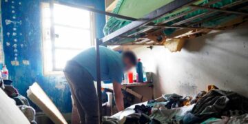 Mega operativo en la cárcel de Bouwer: secuestraron drogas, 68 celulares y más de $700.000