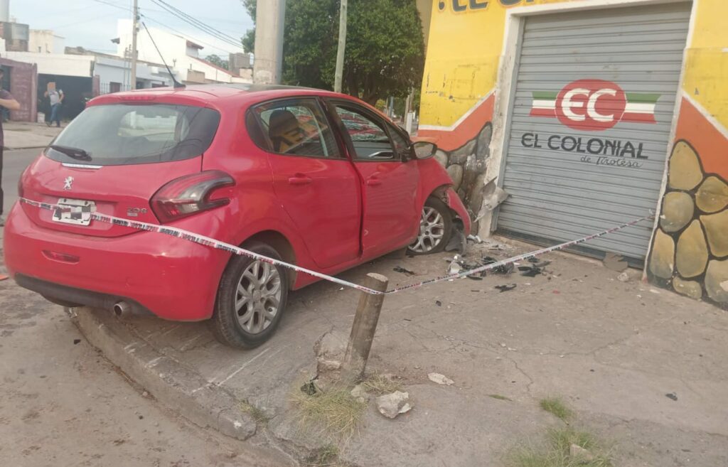 Un adolescente de 14 años chocó contra un negocio tras escapar de la policía