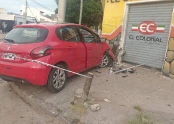 Un adolescente de 14 años chocó contra un negocio tras escapar de la policía