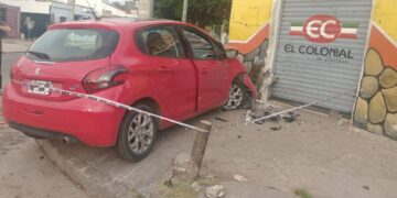 Un adolescente de 14 años chocó contra un negocio tras escapar de la policía